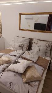 Ένα ή περισσότερα κρεβάτια σε δωμάτιο στο Menida Apartman Sárvár