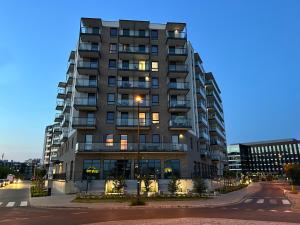 un grand immeuble de nuit avec une rue dans l'établissement Stay Apartment, à Varsovie