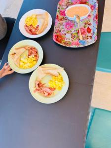 een tafel met borden ontbijt erop bij Shumba Camping Site 