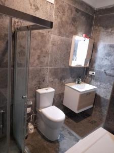 un bagno con un water e un lavandino di Harika bir yer a Oludeniz Altre 16 foto