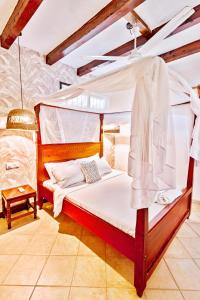 En eller flere senge i et værelse på Villagio Coconut Beachstays