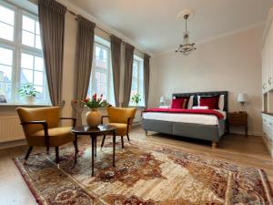 Olives Marina Apartment Old Town Gdańsk في غدانسك: غرفة نوم بها سرير وطاولة وكراسي