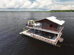 een huis op een dok in het water bij Casa Flutuante em Manaus - Amazonas in Manaus +19 foto's