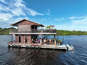 een huis op een dok in het water bij Casa Flutuante em Manaus - Amazonas in Manaus