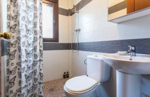 ein Badezimmer mit Toilette und Waschbecken in der Unterkunft Paco del Molino in Grazalema
