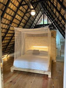 1 cama en una tienda de campaña en una habitación en Samo Eco Lodge, en Las Terrenas