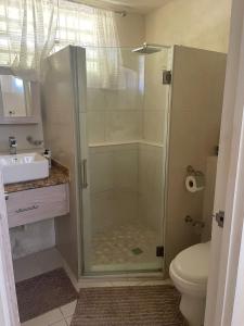 Φωτογραφία από το άλμπουμ του Modern studio apartment near beach σε Saint James