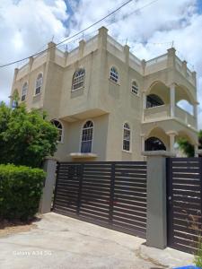 Φωτογραφία από το άλμπουμ του Modern studio apartment near beach σε Saint James