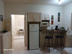 Φωτογραφία από το άλμπουμ του Modern studio apartment near beach σε Saint James