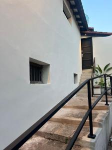 Un escalier mène à un bâtiment blanc avec une porte. dans l'établissement Modern studio apartment in Asunción, à Asuncion
