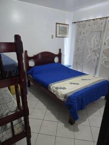 een kleine slaapkamer met een bed en een ladder bij Férias em Itapema 04 in Itapema