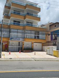 een gebouw met oranje verkeerskegels ervoor bij Férias em Itapema 04 in Itapema