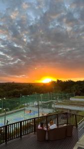 vista su una piscina con tramonto di Sossego Potiguar a Parnamirim