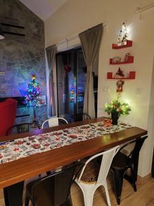een eetkamer met een tafel en een kerstboom bij Wellness & View Skalite - sauna, jacuzzi w cenie in Szczyrk