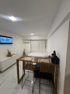 Cette petite chambre comprend une table et un lit. dans l'établissement Monoambiente en el corazón de barrio sur, à San Miguel de Tucumán