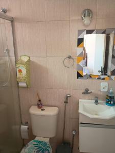 een kleine badkamer met toilet en wastafel bij pousada talho da serra tempera in Valença