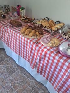 een tafel met een rood en wit geruit tafelkleed bij pousada talho da serra tempera in Valença