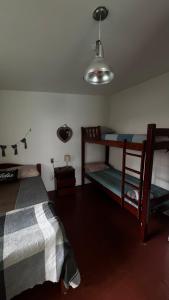 En eller flere senge i et værelse på Pousada 100 passos