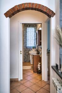 una cocina con fregadero y encimera en Belloro, en Zanica 23 fotos más