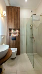 Olives Marina Apartment Old Town Gdańsk في غدانسك: حمام مع حوض ودش زجاجي +21 صورة