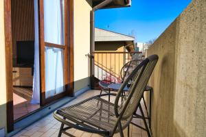 una silla sentada en el balcón de una casa en Belloro, en Zanica