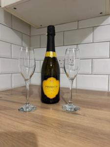 une bouteille de vin et deux verres à vin sur une table dans l'établissement Rowe Terrace Workington, à Workington