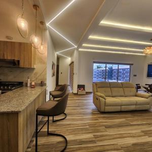 een woonkamer met een bank en een keuken bij Villa Koi Oasis Punta Cana in Punta Cana