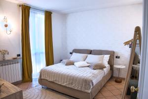 ein Schlafzimmer mit einem Bett und Kissen darauf in der Unterkunft Belloro in Zanica