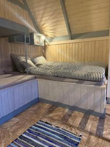 2 camas sentadas en una plataforma en una habitación en Bovbjerg Camping, en Lemvig