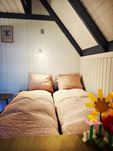 1 dormitorio con 2 camas en la esquina de una habitación en Bovbjerg Camping, en Lemvig 15 fotos más