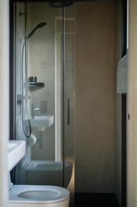 Ένα μπάνιο στο Architect-Designed Cabin In Söderhamn Archipelago