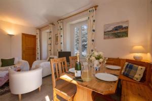 een woonkamer met een houten tafel en een eetkamer bij Résidence Bel'Alp 16 - Happy Rentals in Chamonix-Mont-Blanc
