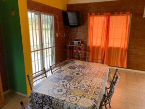 une salle à manger avec une table avec des chaises et une télévision dans l'établissement Lucero de Brochero, à Villa Cura Brochero 8 autres photos