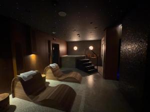 een badkamer met 2 stoelen en een bad bij TatryTop Giewont House in Kościelisko +30 foto's