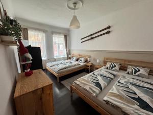 Giường trong phòng chung tại U Váhy Jáchymov