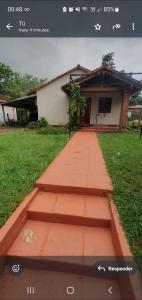 恩卡纳西翁Wandy's place的一张网站截图，上面显示着房子前面的一条小路。