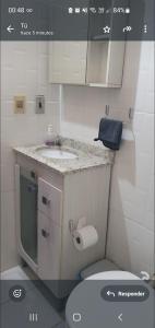 恩卡纳西翁Wandy's place的带水槽和马桶的小浴室