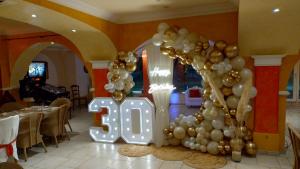 uma festa de aniversário com balões e uma placa em Hôtel & Spa La Villa em Sainte-Maxime