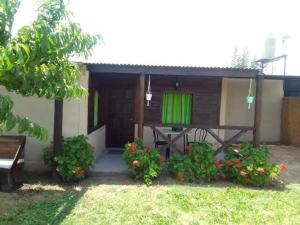 una casa con tavolo e panchina nel cortile di Complejo La Cabañita a San Rafael