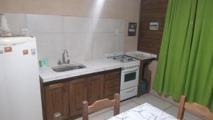 una piccola cucina con lavello e frigorifero di Complejo La Cabañita a San Rafael