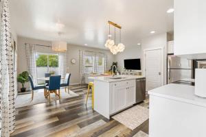 Kuchyň nebo kuchyňský kout v ubytování Deco Townhouse - 3 bedroom 2 story private home