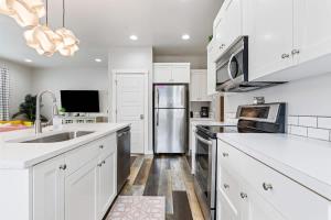 Kuchyň nebo kuchyňský kout v ubytování Deco Townhouse - 3 bedroom 2 story private home