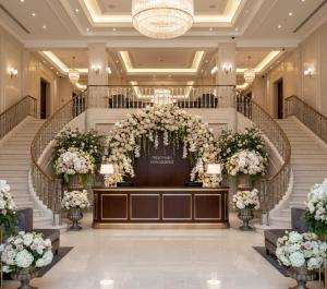 una hall di un hotel con un palco con fiori di Takes Antalya Luxury Hotel a Antalya (Adalia) Altre 41 foto