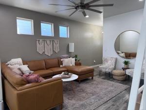 Et opholdsområde på The Bella! West Nampa Private 3 Bedroom Home