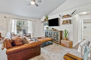 TV a/nebo společenská místnost v ubytování Southwestern Style 4 Bedroom Nampa Home Sleeps 16!