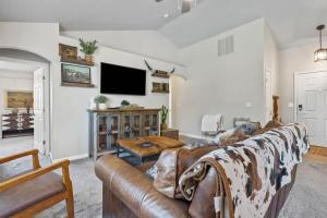 TV a/nebo společenská místnost v ubytování Southwestern Style 4 Bedroom Nampa Home Sleeps 16!