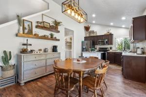 Kuchyň nebo kuchyňský kout v ubytování Southwestern Style 4 Bedroom Nampa Home Sleeps 16!