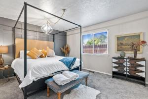 Postel nebo postele na pokoji v ubytování Southwestern Style 4 Bedroom Nampa Home Sleeps 16!