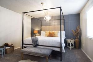 Postel nebo postele na pokoji v ubytování Southwestern Style 4 Bedroom Nampa Home Sleeps 16! + 27 fotografií