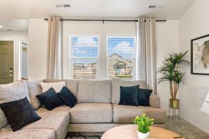 Khu vực ghế ngồi tại Modern Comfort Caldwell 3b2b Home Sleeps 8!